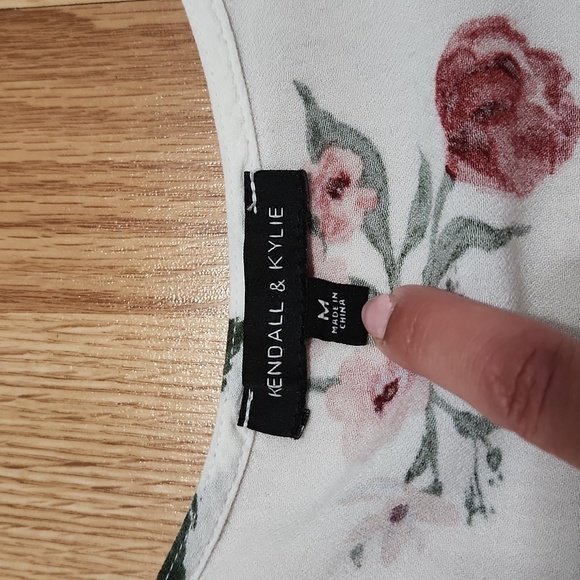 Kendall and Kylie crop floral lace up vneck blouse size medium - Picture 6 of 9